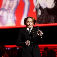 Netizen ramai berkomentar Madonna tak dikenali dengan wajahnya sekarang saat Grammy Awards 2023. Sebab dia terlihat memiliki bibir yang lebih tebal dan wajah tanpa kerutan. Netizen menyebut wajah Madonna terlalu banyak mengalami perubahan dengan operasi plastik. Foto: Getty Images