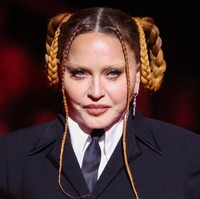 “Madonna siapa? Itu bukan dia kan?” demikian netizen Twitter menulis. “Madonna tidak terlihat seperti Madonna. Siapa itu? Sungguh aneh #GRAMMYs,” tulis netizen lain. “Madonna harus berhenti melakukan operasi plastik dan menerima proses penunaan. Dia benar-benar tidak dikenali sekarang,” tulis netizen lainnya. Foto: Getty Images