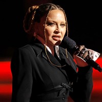 Penyanyi Madonna naik ke atas panggung Grammy Awards 2023 bukan untuk melantunkan suaranya. Dia menjadi host untuk penampilan Sam Smith dan Kim Petras yang menyanyikan lagu hitsnya Unholy. Foto: Getty Images