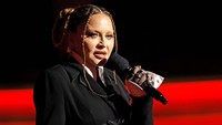 Lagi Kelakuan Madonna Picu Hujatan: Jilat Gitar Listrik