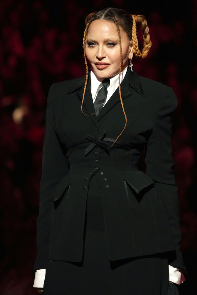 Madonna menata rambutnya dengan dikepang dua. Dua kepangan kecil dibuatnya untuk menghiasi wajahnya. Foto: Getty Images