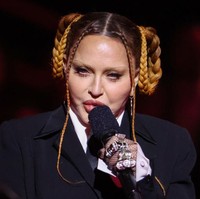 Ini bukan kali pertama Madonna dikomentari netizen karena wajahnya yang dianggap sudah terlalu berubah karena prosedur kecantikan dan bedah plastik. Pada Agustus 2022 saat mempromosikan albumnya Finally Enough Love: 50 Number Ones, pelantun Frozen itu dianggap menyeramkan karena terlalu banyak filler dan botox. Foto: Los Angeles Times via Getty Imag/Robert Gauthier