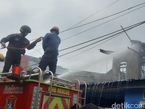 Kebakaran di Permukiman Mamuju Sulbar, 3 Rumah Warga Hangus Dilalap Api