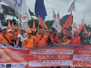 Ribuan Massa Buruh Sudah Mulai Berdatangan di Depan DPR