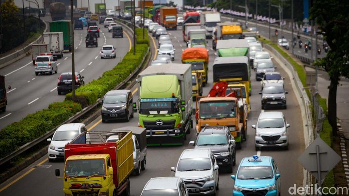 Kemacetan di dalam Tol JORR dari Bekasi menuju Jakarta juga terpantau macet pagi ini. Salah satu titik yang terkena macet berada di segmen Tanjung Barat, Jakarta.