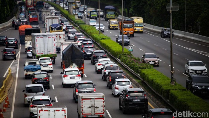 Kemacetan Padat di Tol JORR Meruya Jakbar akibat Tabrakan Dua Kendaraan