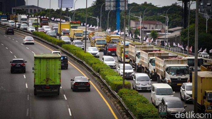 Masuk Kerja Lagi, Lalin Tol JORR 'Merah' di Tanjung Barat Kemacetan di dalam Tol JORR dari Bekasi menuju Jakarta juga terpantau macet pagi ini. Salah satu titik yang terkena macet berada di segmen Tanjung Barat, Jakarta.
