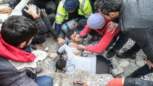 Mehmet Emin Ataoglu diselamatkan di bawah puing-puing bangunan 6 lantai setelah gempa berkekuatan 7,7 melanda distrik Iskenderun di Hatay, Turkiye pada 06 Februari 2023. Otoritas Manajemen Bencana dan Darurat (AFAD) Turkiye mengatakan gempa berkekuatan 7,7 melanda pada pukul 4.17 pagi ( 0117GMT) dan dipusatkan di distrik Pazarcik di provinsi selatan Kahramanmaras, Turkiye. Provinsi Gaziantep, Sanliurfa, Diyarbakir, Adana, Adiyaman, Malatya, Osmaniye, Hatay, dan Kilis sangat terpengaruh oleh gempa tersebut. (Murat Sengul/Anadolu Agency via Getty Images)