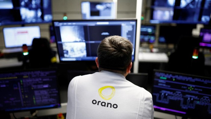 Melihat Pabrik Pengolahan Limbah Nuklir Satu-satunya di Prancis Used nuclear fuel is seen in a storage pool at the Orano nuclear waste reprocessing plant in La Hague, near Cherbourg, France, January 17, 2023. REUTERS/Stephane Mahe