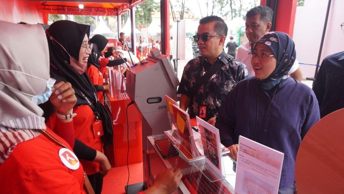 Vice President Area Network Operation Jawa Bali, Juanita Erawati (tengah) , didampingi General Manager Network Engineering Support and Consolidation Jawa Bali, Wendy Adewijaya (kanan) , General Manager Special Area Management, Permata Jaya Simarmata (kiri) menunjukkan hasil speed test 5G Telkomsel yang mencapai kecepatan 123Mbps.