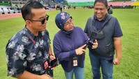 Vice President Area Network Operation Jawa Bali, Juanita Erawati (tengah) , didampingi General Manager Network Engineering Support and Consolidation Jawa Bali, Wendy Adewijaya (kanan) , General Manager Special Area Management, Permata Jaya Simarmata (kiri)  menunjukkan hasil speed test 5G Telkomsel yang mencapai kecepatan 123Mbps.