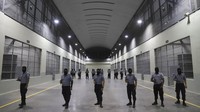 Penjara super besar itu dikhususkan untuk menahan para gangster, yang kebanyakan ditangkap saat masa darurat memerangi kriminal. Sejak Maret 2022, ketika Presiden Nayib Bukele mengumumkan keadaan darurat, lebih dari 62.000 tersangka anggota geng telah ditahan. AP/Salvador Melendez