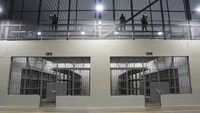 Menurut Bukele, para gangster yang ditahan oleh pemerintahan sebelumnya memiliki akses terhadap prostitusi, PlayStation, layar, telepon genggam dan komputer di penjara-penjara lainnya. Alex Pena/Anadolu Agency/Getty Images  