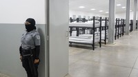 Menteri Pekerjaan Umum Romeo Rodriguez menambahkan bahwa kompleks penjara raksasa yang dibangun di area pedesaan terpencil di dekat Tecoluca, yang berjarak 76 kilometer sebelah tenggara ibu kota San Salvador itu, memiliki luas 166 hektare. Alex Pena/Anadolu Agency/Getty Images  