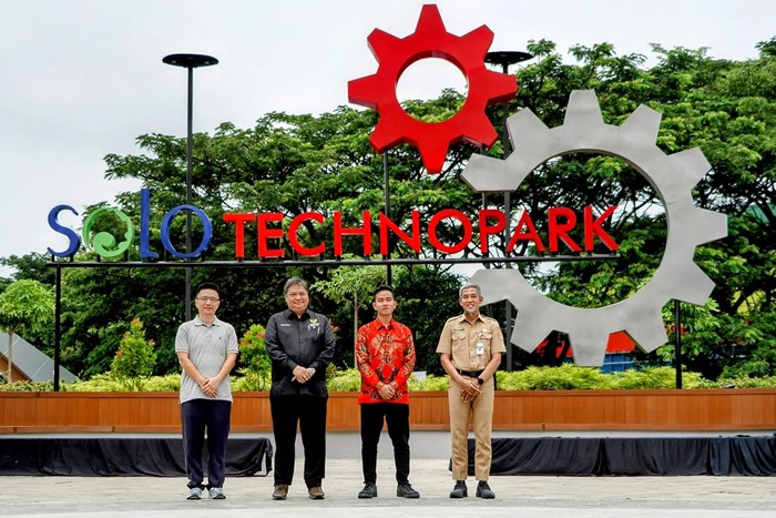 Menteri Koordinator Bidang Perekonomian Airlangga Hartarto meresmikan Kawasan Sains dan Teknologi Solo Technopark di Surakarta, Senin (6/2/).