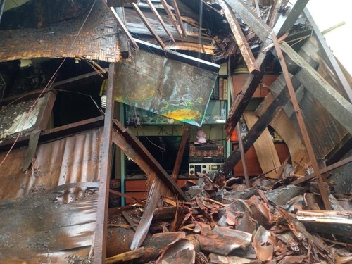 Mes karyawan RRI Denpasar roboh diduga akibat hujan disertai angin kencang pada Senin (6/2/2023) saat dini hari sekitar pukul 00.30 Wita.