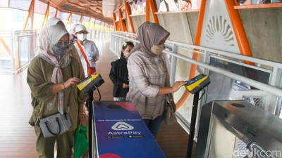 Meski Tak Naik Tije, Lewat Skywalk Kebayoran Lama Kini Bayar Rp 3.500