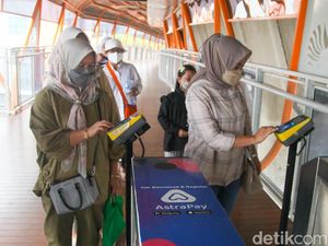 Meski Tak Naik Tije, Lewat Skywalk Kebayoran Lama Kini Bayar Rp 3.500
