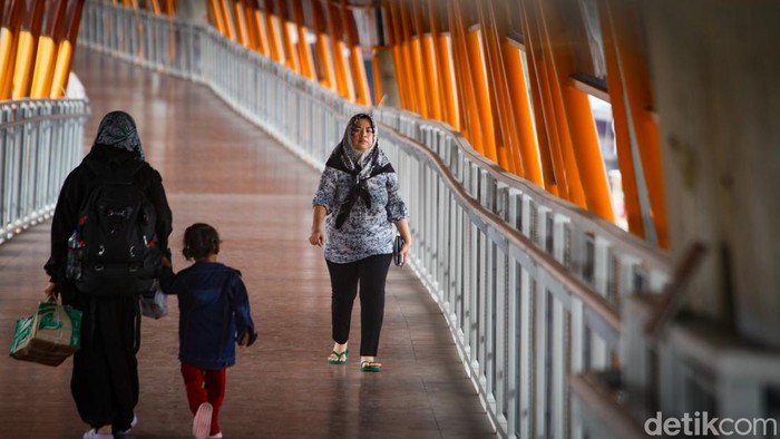 Skywalk Kebayoran Lama ini baru saja diresmikan pada Jumat 27 Januari 2023 lalu. Kini pengguna Skywalk harus membayar Rp 3.500 meski tak naik TransJakarta.