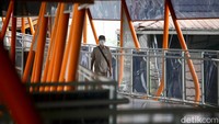 Pada hari ini, Senin (6/2/2023), pengguna Skywalk dari Stasiun Kebayoran harus melakukan tap in di tengah perjalanan saat menuju Velbak.