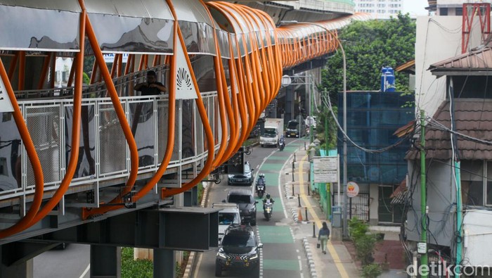 Skywalk Kebayoran Lama ini baru saja diresmikan pada Jumat 27 Januari 2023 lalu. Kini pengguna Skywalk harus membayar Rp 3.500 meski tak naik TransJakarta.