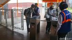 Meski Tak Naik Tije, Lewat Skywalk Kebayoran Lama Kini Bayar Rp 3.500