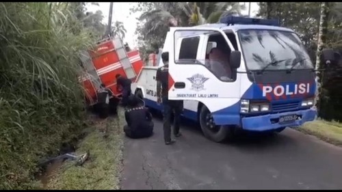 Mobil pemadam Dinas Damkartan Badung nyemplung di got di Petang, dikerek mobil polisi, Senin (6/2/2023) sore.