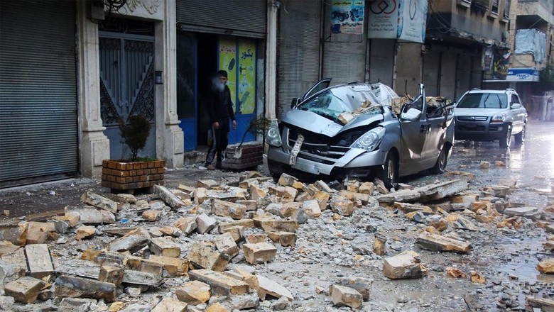 Gempa bumi dengan Magnitudo (M) 7,8 mengguncang Turki dan Suriah, Senin (6/2/2023). Selain menimbulkan korban jiwa, gempa juga merusak bangunan hingga mobil.