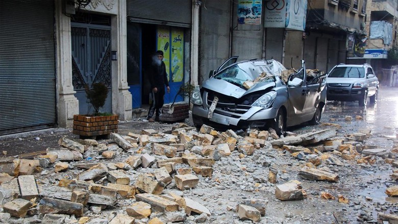 Mobil Ringsek Tertimpa Reruntuhan Gempa Turki-Suriah Gempa bumi dengan Magnitudo (M) 7,8 mengguncang Turki dan Suriah, Senin (6/2/2023). Selain menimbulkan korban jiwa, gempa juga merusak bangunan hingga mobil.