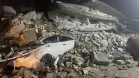 Gedung-gedung ambruk akibat tak kuat menahan getaran gempa di Suriah. Mobil-mobil yang berada di sekitar gedung pun jadi korban.