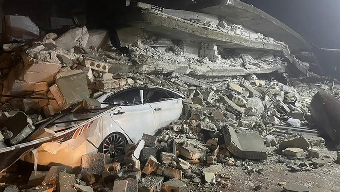Gempa bumi dengan Magnitudo (M) 7,8 mengguncang Turki dan Suriah, Senin (6/2/2023). Selain menimbulkan korban jiwa, gempa juga merusak bangunan hingga mobil.