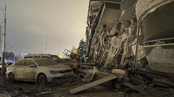 Gempa bumi dengan Magnitudo (M) 7,8 mengguncang Turki dan Suriah, Senin (6/2/2023). Selain menimbulkan korban jiwa, gempa juga merusak bangunan hingga mobil.