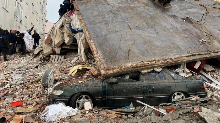 Gempa bumi dengan Magnitudo (M) 7,8 mengguncang Turki dan Suriah, Senin (6/2/2023). Selain menimbulkan korban jiwa, gempa juga merusak bangunan hingga mobil.