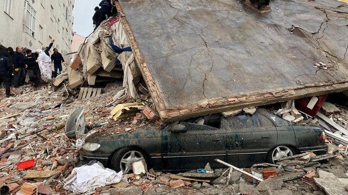 Mobil Ringsek Tertimpa Reruntuhan Gempa Turki-Suriah Gempa bumi dengan Magnitudo (M) 7,8 mengguncang Turki dan Suriah, Senin (6/2/2023). Selain menimbulkan korban jiwa, gempa juga merusak bangunan hingga mobil.