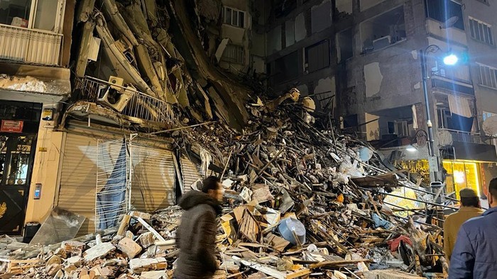 MALATYA, TURKIYE - FEBRUARY 6: A view of the destroyed building after 7.4 magnitude earthquake jolts Turkiye's Kahramanmaras province, on February 6, 2023 in Malatya, Turkiye. (Photo by Volkan Kasik/Anadolu Agency via Getty Images)