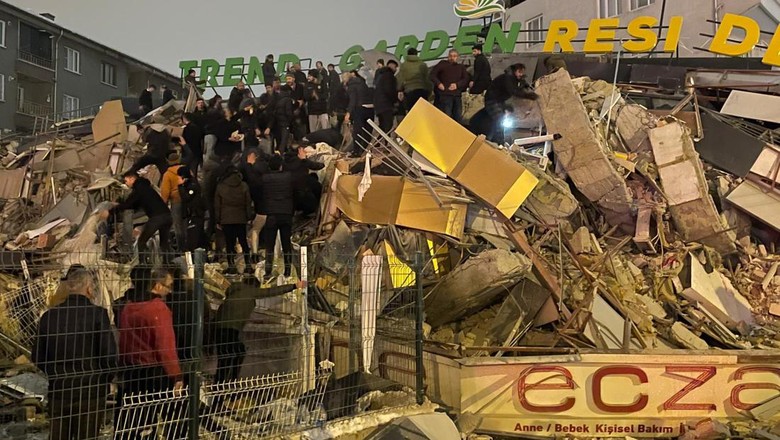 Momen Evakuasi Korban Gempa dari Reruntuhan Gedung di Turki MALATYA, TURKIYE - FEBRUARY 6: A view of the destroyed buildings after earthquakes jolts Turkiyes provinces, on February 6, 2023 in Malatya, Turkiye. Search and rescue works continue in the areas. The 7.4 magnitude earthquake jolted Turkiyeâs southern province of Kahramanmaras early Monday, according to the countrys disaster agency. It was followed by a magnitude 6.4 quake that struck southeastern Gaziantep province. A third earthquake with a 6.5 magnitude also hit Gaziantep. (Photo by Volkan Kasik/Anadolu Agency via Getty Images)