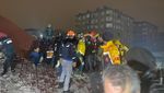 Momen Evakuasi Korban Gempa dari Reruntuhan Gedung di Turki