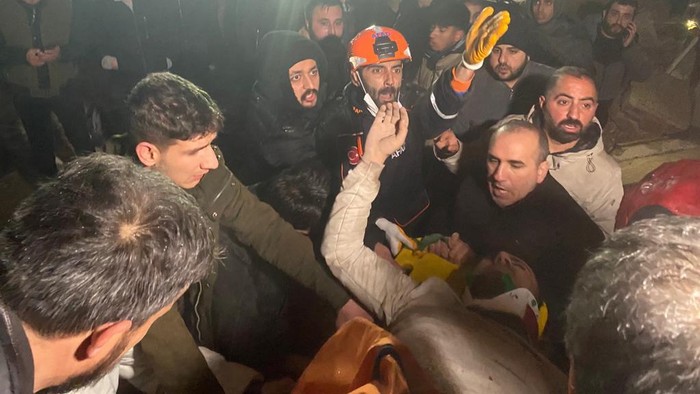 Momen Evakuasi Korban Gempa dari Reruntuhan Gedung di Turki DIYARBAKIR, TURKIYE - FEBRUARY 6: A citizen is rescued from the wreckage of a building during ongoing search and rescue efforts after earthquakes jolts Turkiye's provinces, on February 6, 2023 in Diyarbakir, Turkiye. Search and rescue works continue in the areas. The 7.4 magnitude earthquake jolted TurkiyeΓ’s southern province of Kahramanmaras early Monday, according to TurkiyeΓ’s Disaster and Emergency Management Authority (AFAD). It was followed by a magnitude 6.4 quake that struck southeastern Gaziantep province. A third earthquake with a 6.5 magnitude also hit Gaziantep. (Photo by Mehmet Siddik Kaya/Anadolu Agency via Getty Images)