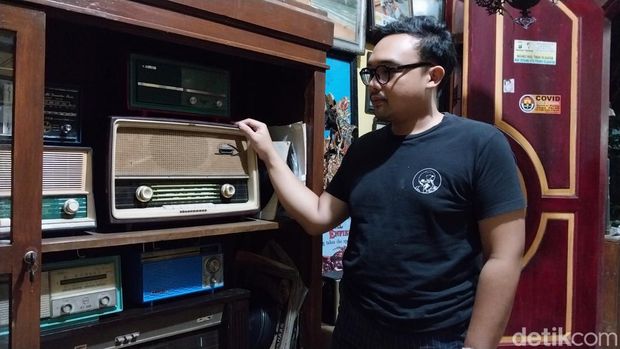 Ngalam mbois kolektor radio kuno
