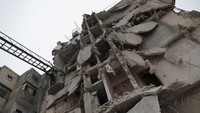 Koresponden AFP di Suriah utara mengatakan warga yang ketakutan berlarian keluar dari rumah mereka setelah gempa terjadi pada Senin (6/2) sebelum fajar waktu setempat di dekat kota Gaziantep, Turki, sekitar 40 kilometer (25 mil) dari perbatasan Suriah.