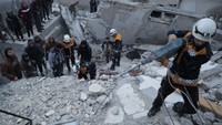 Sementara di Turki, setidaknya 284 orang tewas akibat gempa ini, kata Wakil Presiden Turki Fuat Oktay pada Seni. Dia menambahkan bahwa lebih dari 2.300 orang terluka dan upaya pencarian dan penyelamatan terus berlanjut di beberapa kota besar. Upaya penyelamatan terhambat oleh badai salju musim dingin yang menutupi jalan-jalan utama dengan es dan salju.