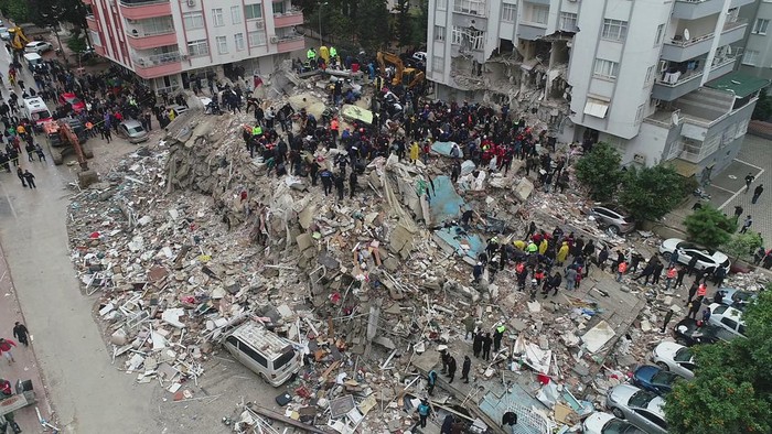 Gempa bumi dengan Magnitudo (M) 7,8 yang mengguncang Turki dan Suriah menewaskan ratusan orang saat mereka tidur. Bangunan luluh lantak.