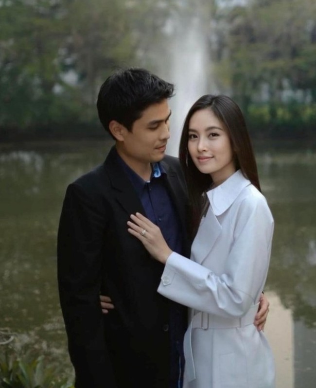 Tunangan transgender Thailand itu diketahui sebagai pewaris grup Ar Jor yang merupakan pengusaha museum, restoran dan kafe yang terkenal di Phuket. Di balik gender Nong Poy yang jadi kontroversi, calon mertuanya menerimanya dengan tangan terbuka.  Poy dan Oak berencana akan melangsungkan pernikahan pada 1 Maret. Foto: Dok. Instagram