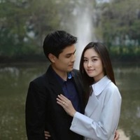 Tunangan transgender Thailand itu diketahui sebagai pewaris grup Ar Jor yang merupakan pengusaha museum, restoran dan kafe yang terkenal di Phuket. Di balik gender Nong Poy yang jadi kontroversi, calon mertuanya menerimanya dengan tangan terbuka.  Poy dan Oak berencana akan melangsungkan pernikahan pada 1 Maret. Foto: Dok. Instagram