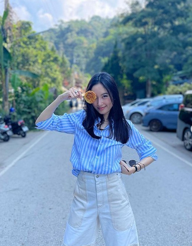 Poy sendiri mengonfirmasi bahwa wajahnya tidak pernah dioperasi. Wanita asal Phuket, Thailand itu hanya melakukan operasi ganti kelamin. Wajahnya sama sekali tidak pernah mendapatkan sayatan dari dokter kecantikan. Pemilik rambut panjang itu dengan bangga mengaku memiliki struktur wajah lembut khas wanita. Foto: dok. Instagram/@poydtreechada