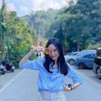 Poy sendiri mengonfirmasi bahwa wajahnya tidak pernah dioperasi. Wanita asal Phuket, Thailand itu hanya melakukan operasi ganti kelamin. Wajahnya sama sekali tidak pernah mendapatkan sayatan dari dokter kecantikan. Pemilik rambut panjang itu dengan bangga mengaku memiliki struktur wajah lembut khas wanita. Foto: dok. Instagram/@poydtreechada