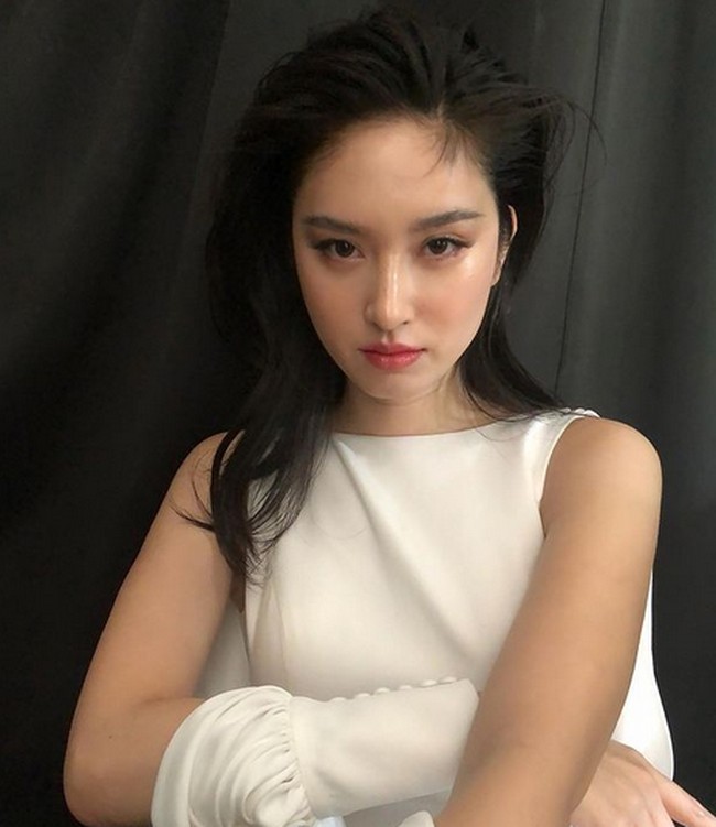 Namun untuk menghilangkan maskulinitasnya, Nong Poy tetap melakukan terapi hormon. Terapi hormon berfungsi untuk mengembangkan karakteristik fisik seperti wanita dan membuat suara tidak berat serta jakun mengecil. Foto: dok. Instagram/@poydtreechada