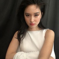 Namun untuk menghilangkan maskulinitasnya, Nong Poy tetap melakukan terapi hormon. Terapi hormon berfungsi untuk mengembangkan karakteristik fisik seperti wanita dan membuat suara tidak berat serta jakun mengecil. Foto: dok. Instagram/@poydtreechada