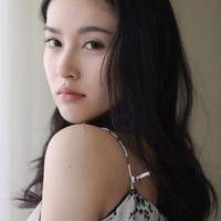 Tidak ada yang menyangka bahwa Nong Poy adalah seorang transgender. Wajah hingga bahasa tubuhnya layaknya wanita tulen yang tidak jarang bikin wanita jadi iri. Foto: dok. Instagram/@poydtreechada