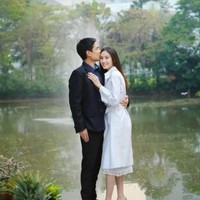 Di Instagramnya, Nong Poy membagikan foto bersama calon suaminya itu. Bergaya formal dengan trench coat putih, ia bersanding dengan Oak yang memakai jas. Nong Poy memamerkan cincin tunangannya.Foto: Dok. Instagram